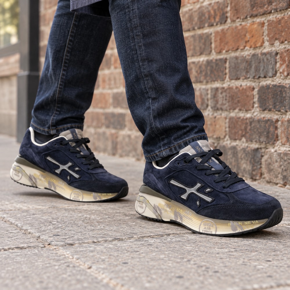 Ambientación con IA: Zapatillas Premiata Moerun de hombre en azul, puesto con pantalones.