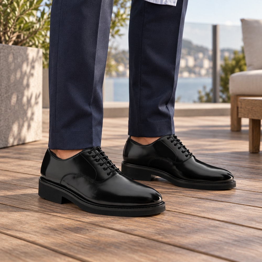Ambientación con IA: Bluchers Calce de hombre en negro, puesto con pantalones.