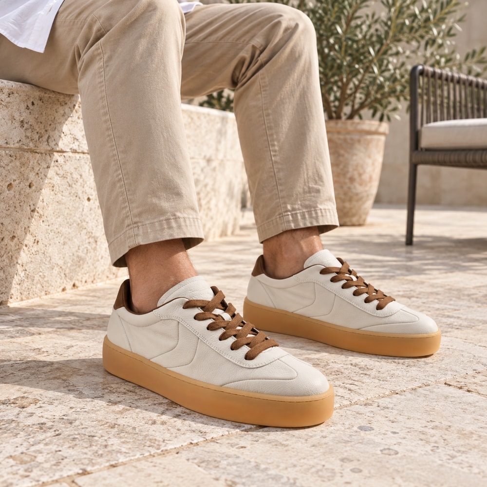 Ambientación con IA: Zapatillas Voile Blanche Mind de hombre en blanco, puesto con pantalones.