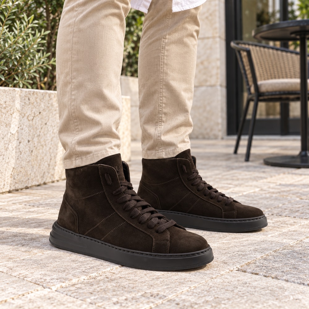 Ambientación con IA: Botas deportivas Calce de hombre en color chocolate, puesto con pantalones.