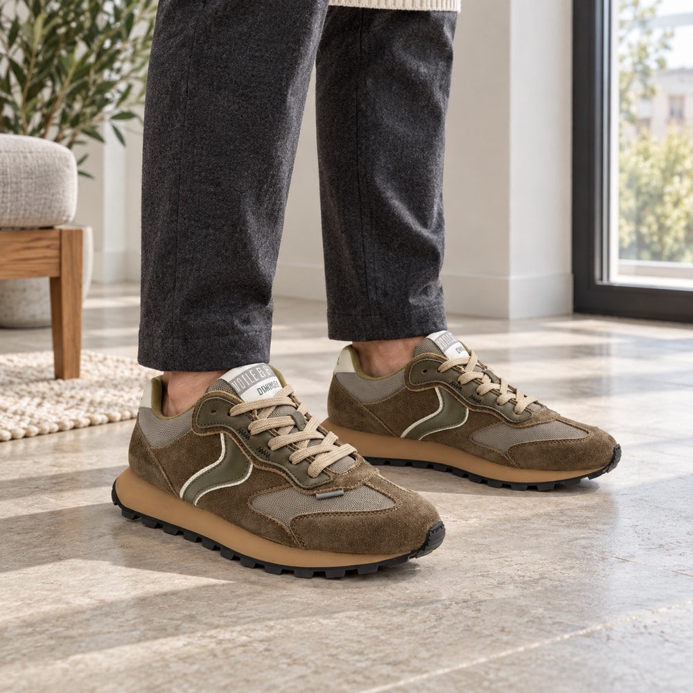 Ambientación con IA: Zapatillas Voile Blanche Qwark Flash de hombre en azul marino y verde, puesto con pantalones.