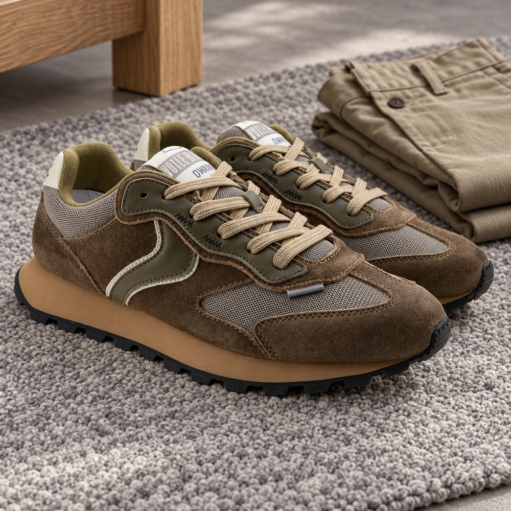 Ambientación con IA: Zapatillas Voile Blanche Qwark Flash de hombre en azul marino y verde, junto a prendas lisas.