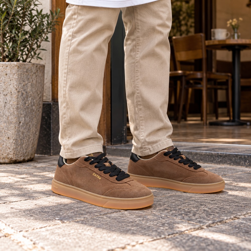 Ambientación con IA: Zapatillas Extra4 de hombre en marrón, puesto con pantalones.