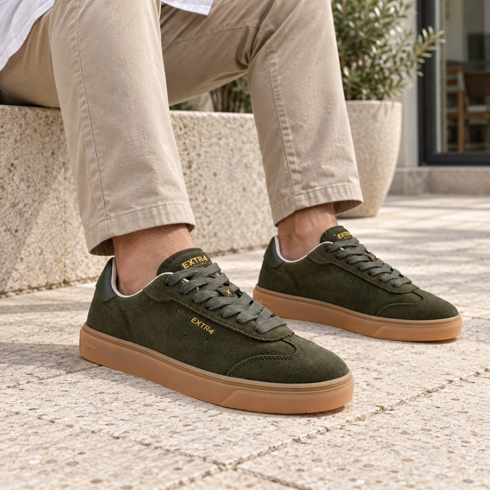 Ambientación con IA: Zapatillas Extra4 de hombre en kaki, puesto con pantalones.
