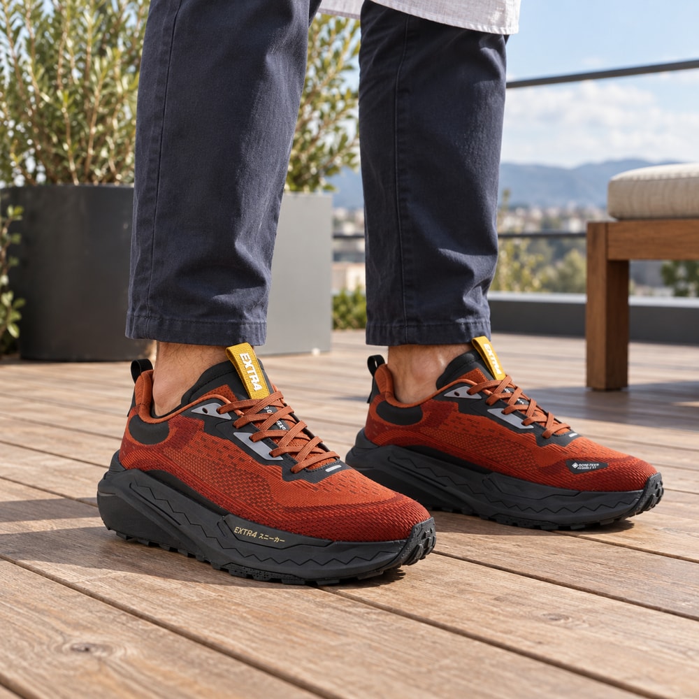Ambientación con IA: Zapatillas Extra4 de hombre en color caldero, puesto con pantalones.