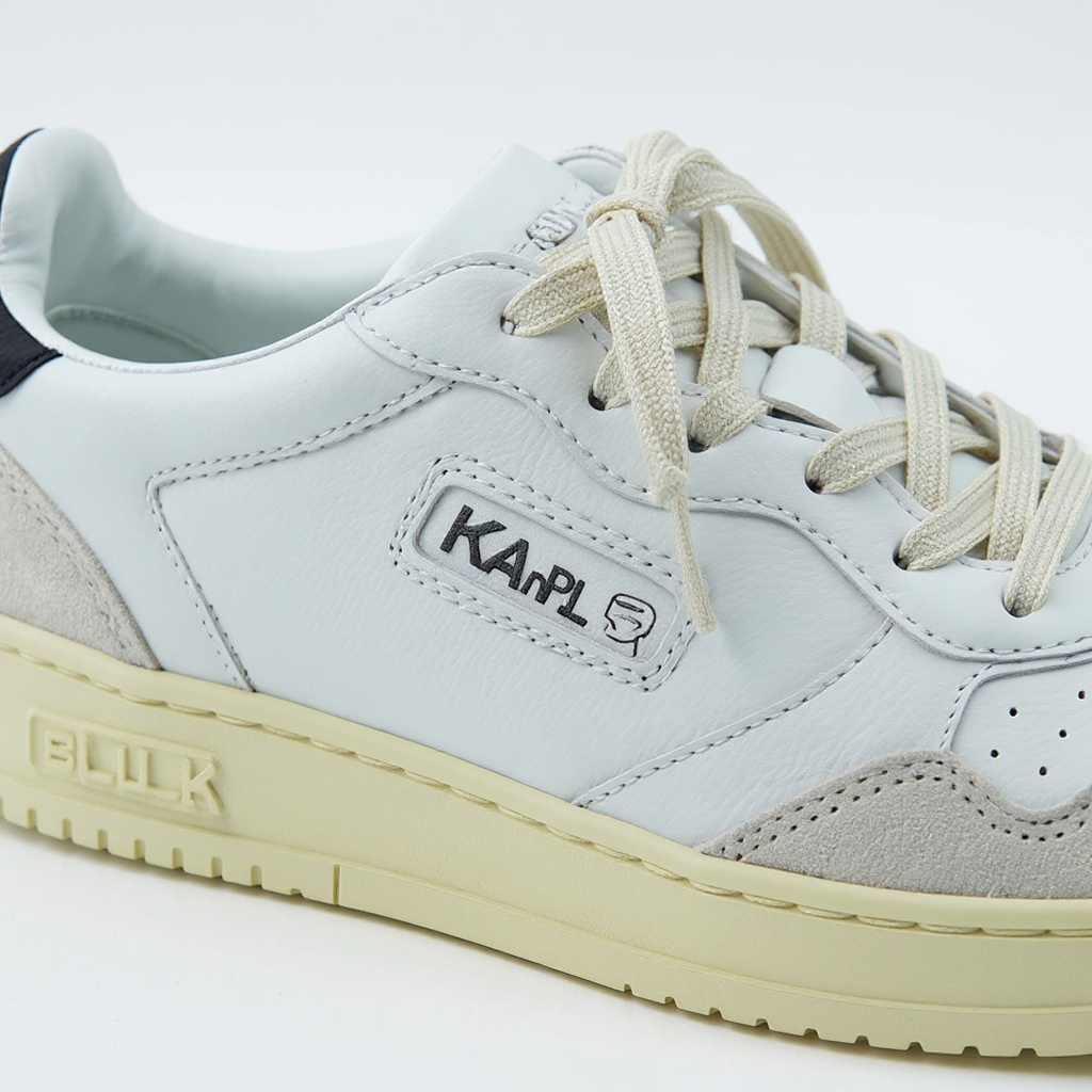 Detalle de las deportivas blancas KARL LAGERFELD, mostrando la combinación de materiales BLOK, TECNO y napa, con enfoque en la textura y calidad.