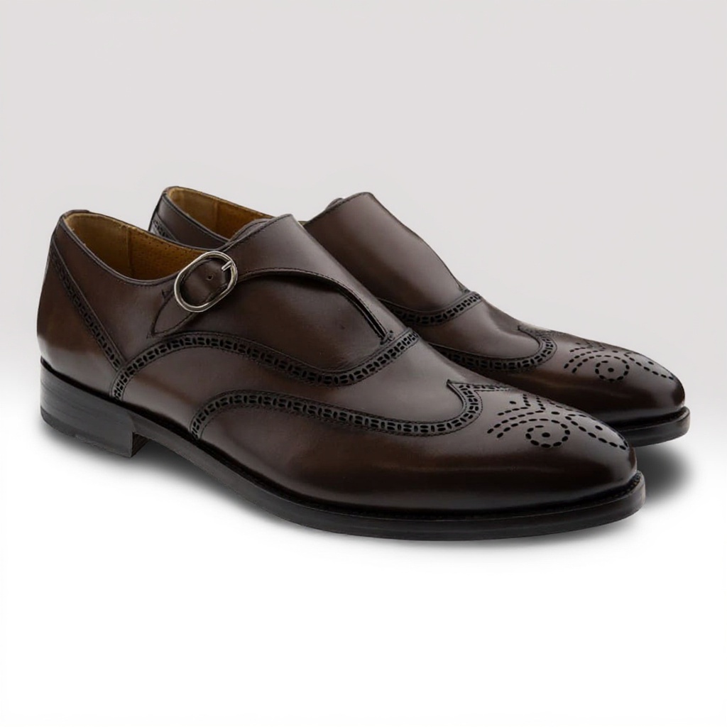 Detalle de los zapatos CALCE de hebilla de cuero, mostrando la piel de alta calidad y la artesanía de las costuras.