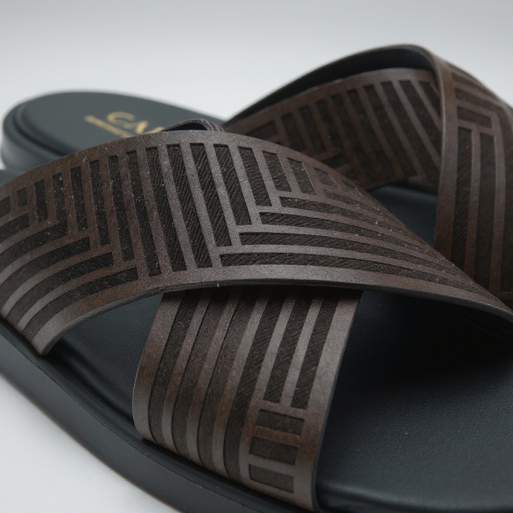 Detalle de la construcción y materiales de las sandalias de cuero marrones CALCE, mostrando las costuras, la piel y la suela BLOK.