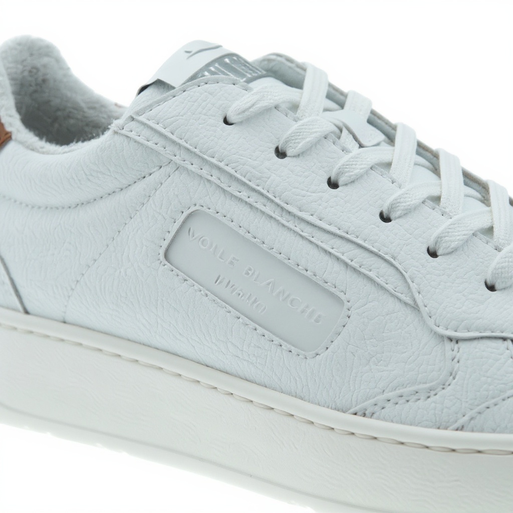 Primer plano de las deportivas VOILE BLANCHE blancas, mostrando los detalles de la piel, el material deportivo y la construcción de la suela.