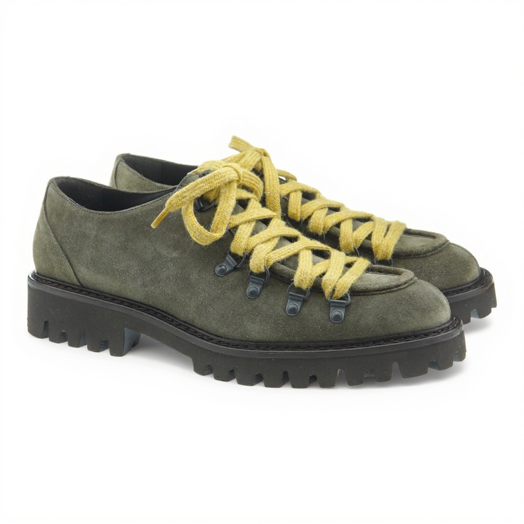 Hombre vistiendo unos elegantes zapatos blucher CALCE taupe con un atuendo casual-smart en una terraza urbana.