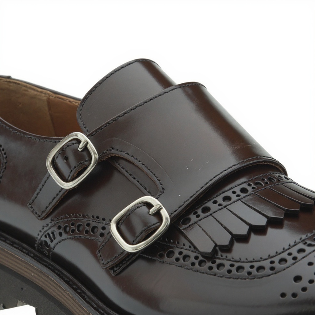 Primer plano de los zapatos CALCE 2 hebillas cuero mostrando la piel, las hebillas y la costura artesanal.