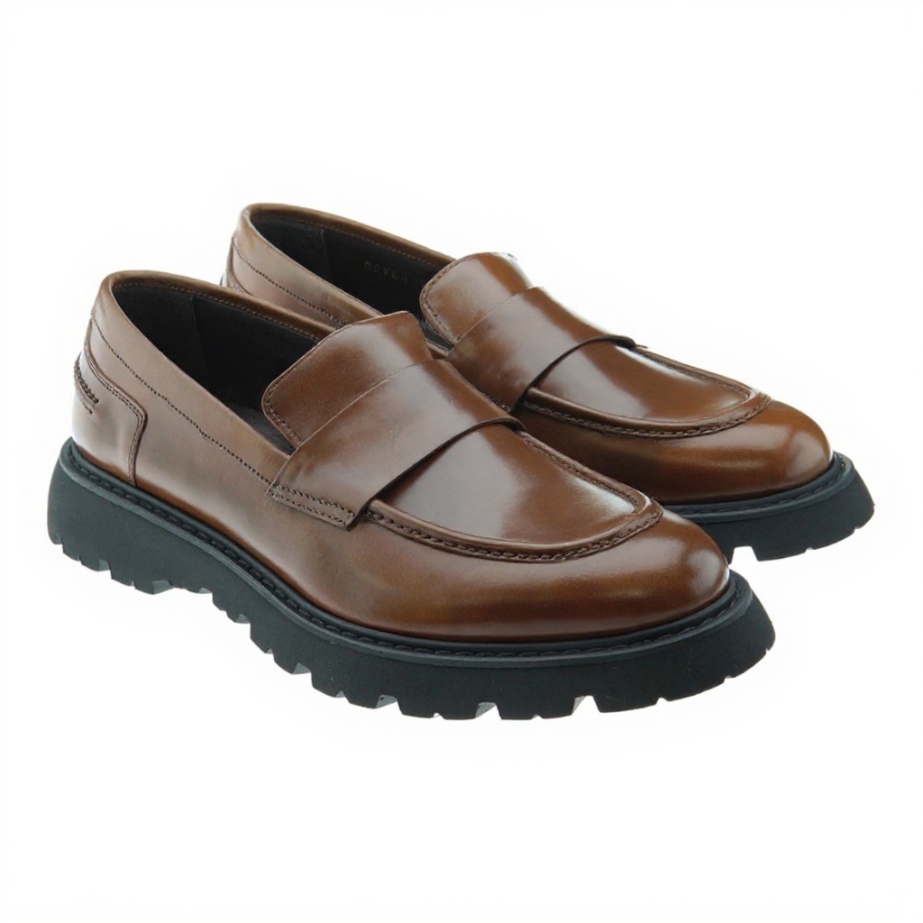 Detalle artesanal de los mocasines CALCE de cuero color cuero, mostrando la textura del cuero MONTAÑA y CROKET y las costuras de calidad.