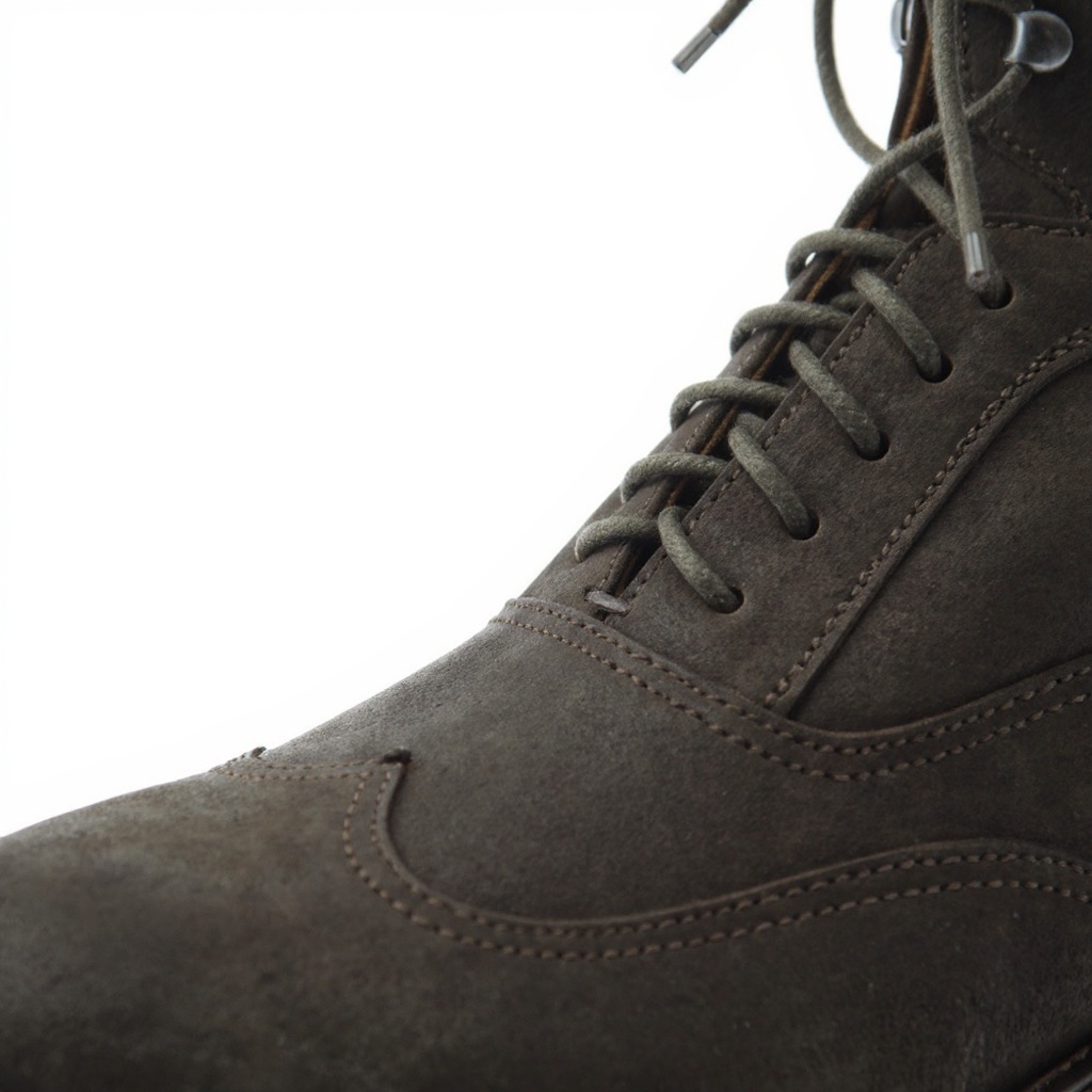 Detalle de los materiales y costuras de la bota CALCE marron de piel y nobuck.