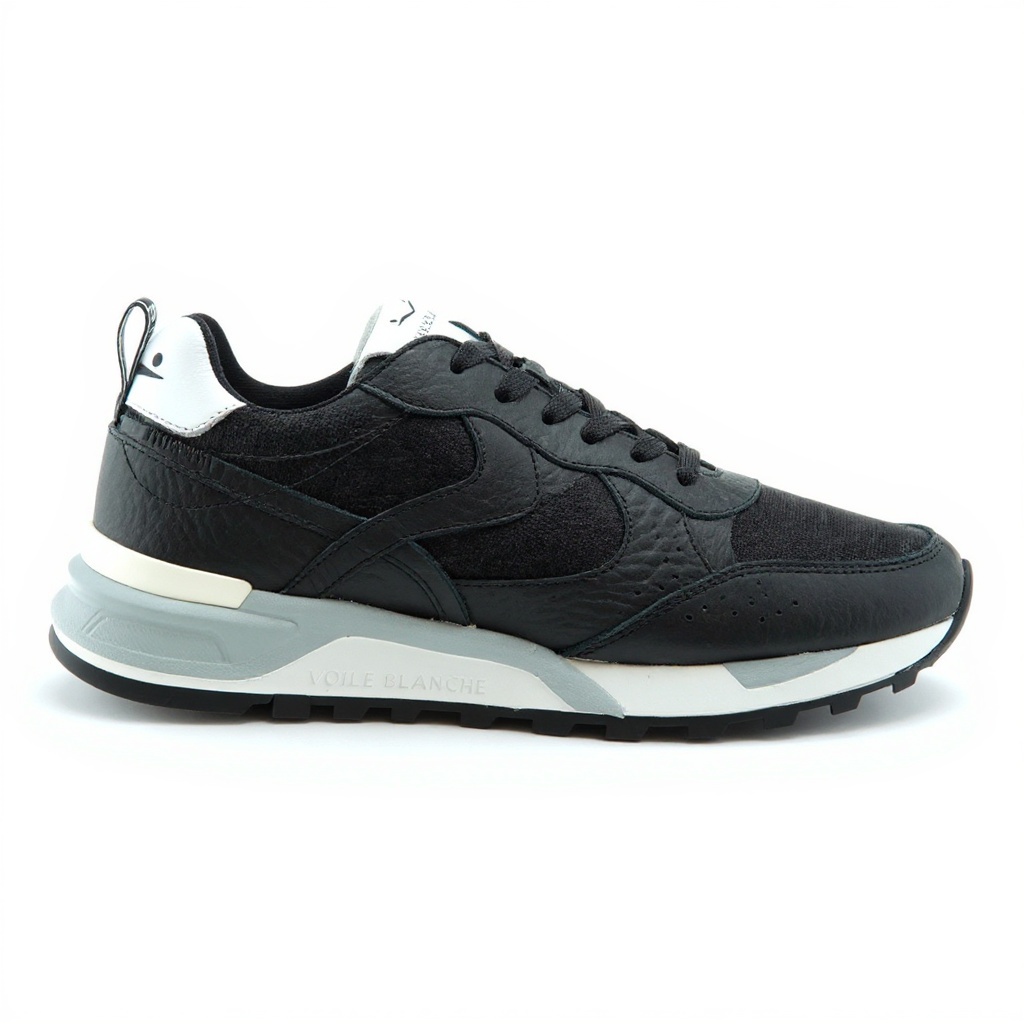 Vista de cerca de las zapatillas deportivas negras VOILE BLANCHE, destacando la textura de los materiales BLOK, piel y reciclados, y el diseño de la suela.