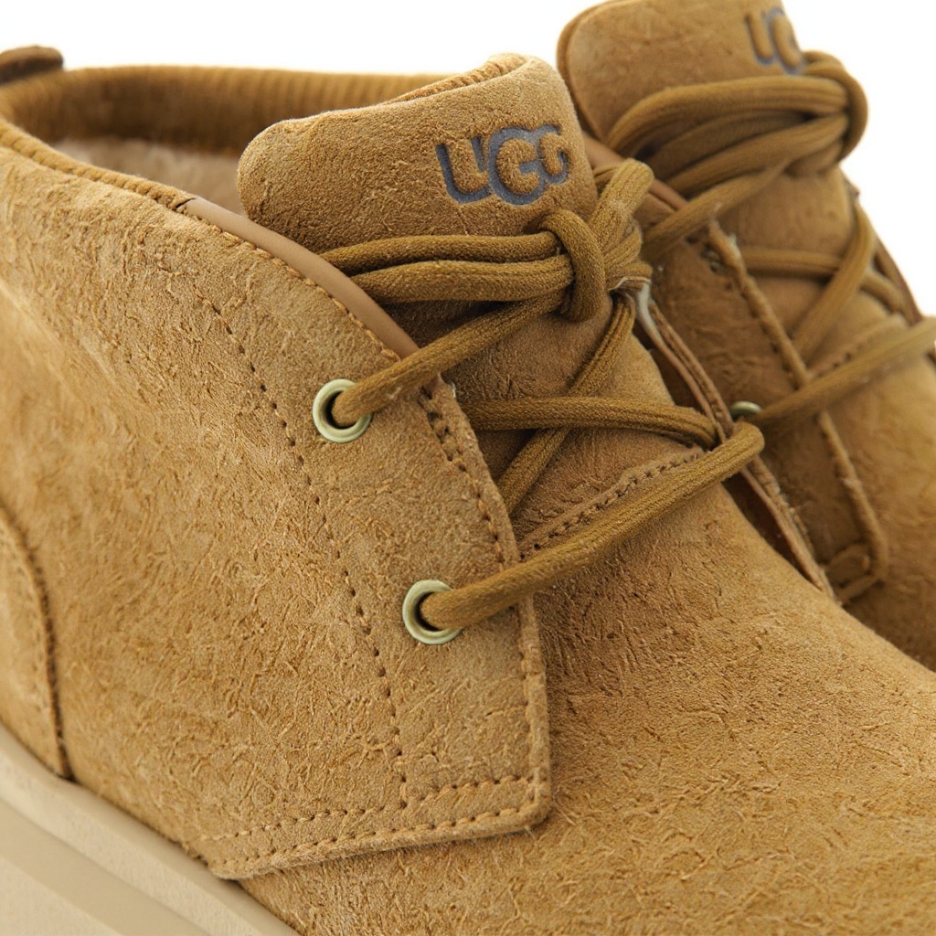 Detalle técnico de las botas UGG de cuero color CUERO, mostrando la piel nubuck, las costuras y el forro de cordero.