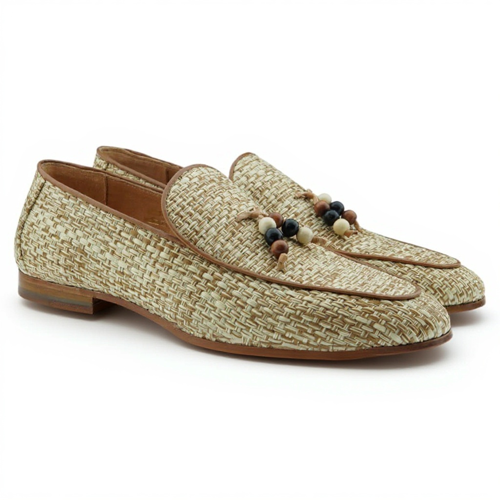 Hombre elegante con mocasines arena Kurt Geiger y pantalones de lino en un paseo mediterráneo.