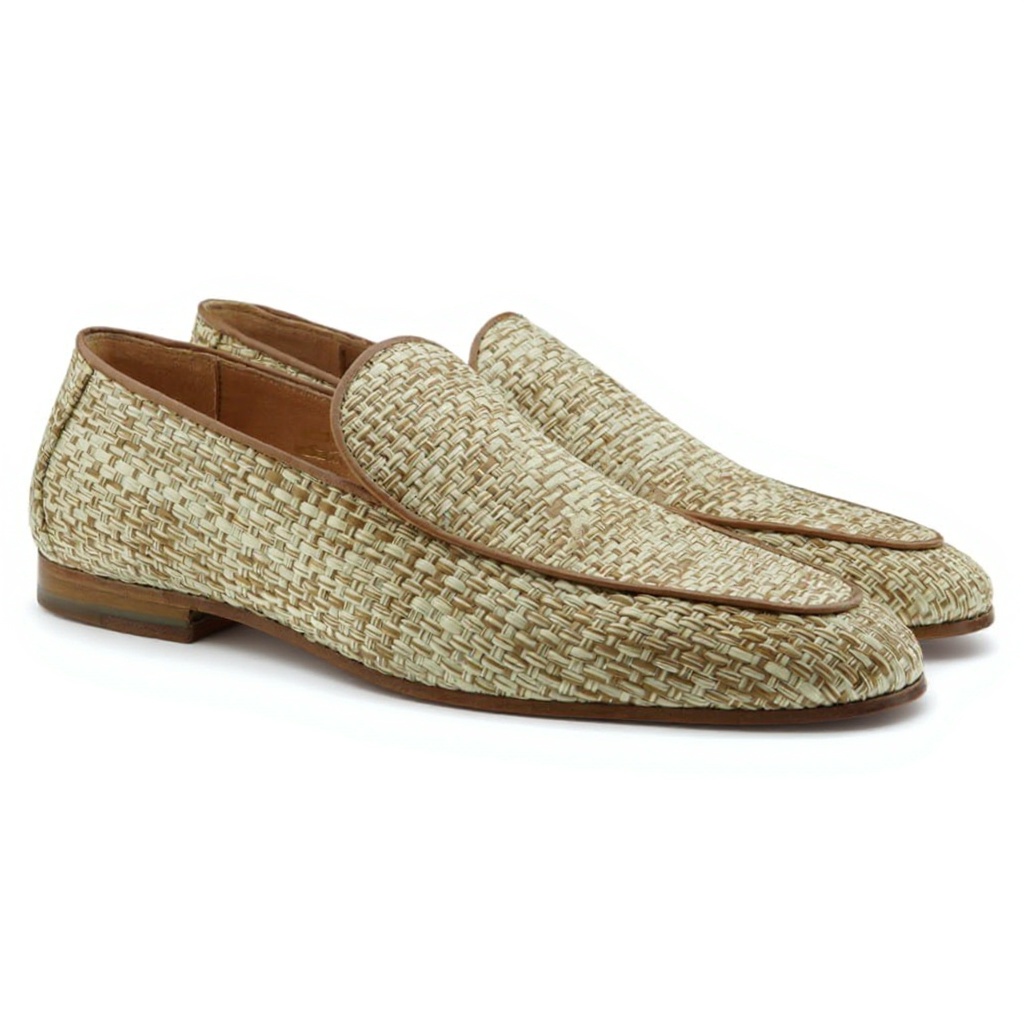 Primer plano del mocasín arena Kurt Geiger, destacando la textura de rafia y la tecnología de la suela.