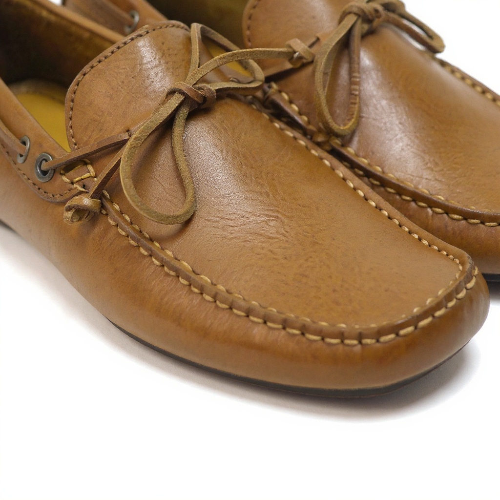 Detalle de un mocasín de cuero Tommy Hilfiger, mostrando la textura de la piel y las costuras de alta calidad.