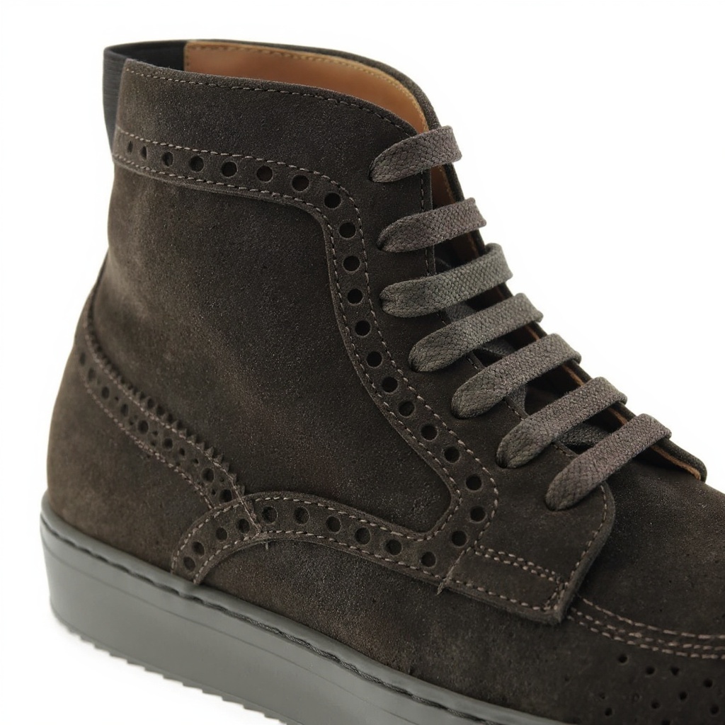 Primer plano de bota CALCE marrón, mostrando la calidad de la piel, las costuras y la suela robusta.