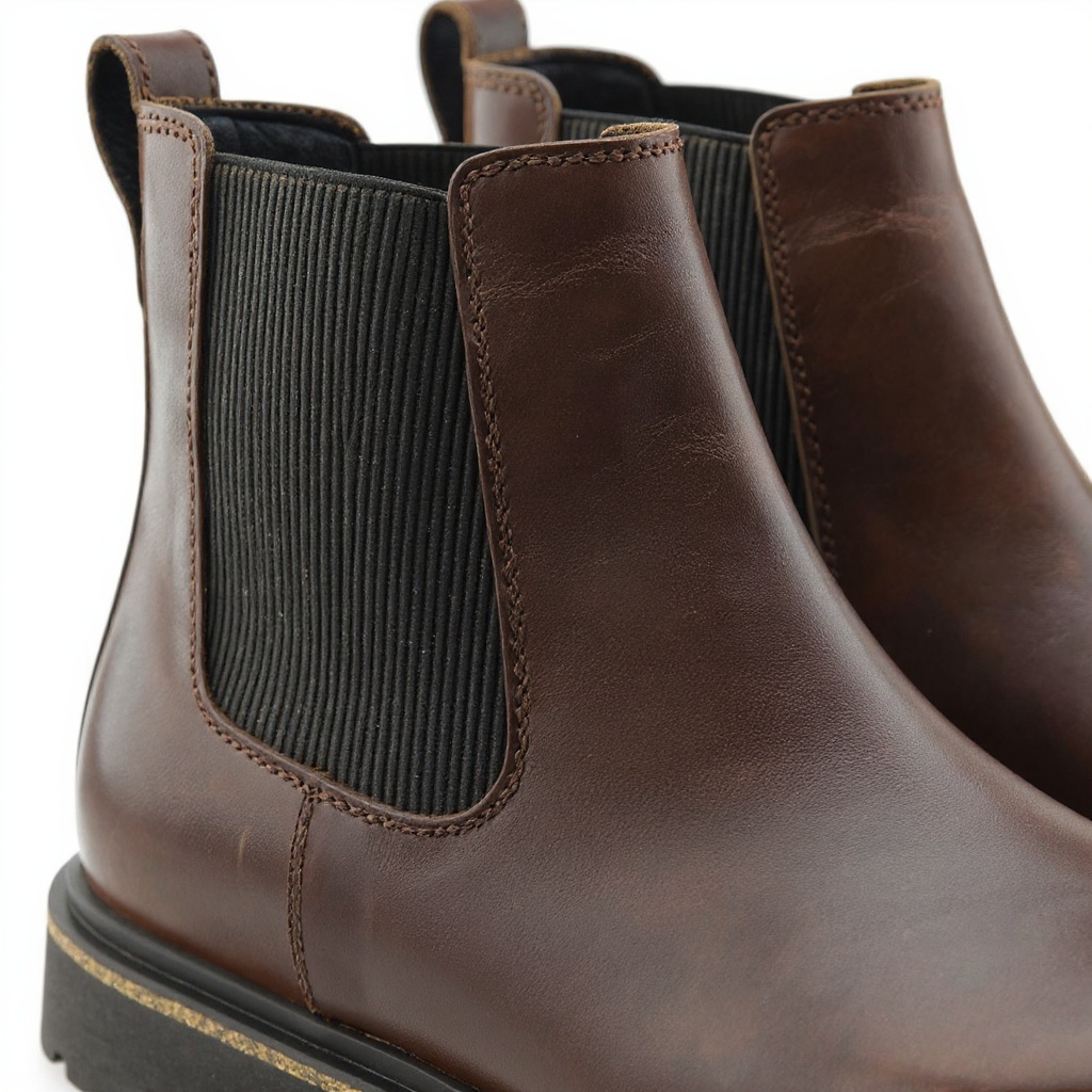 Detalle técnico de la bota Chelsea Birkenstock marrón, mostrando el cuero NAPA, la piel y la suela BLOK.