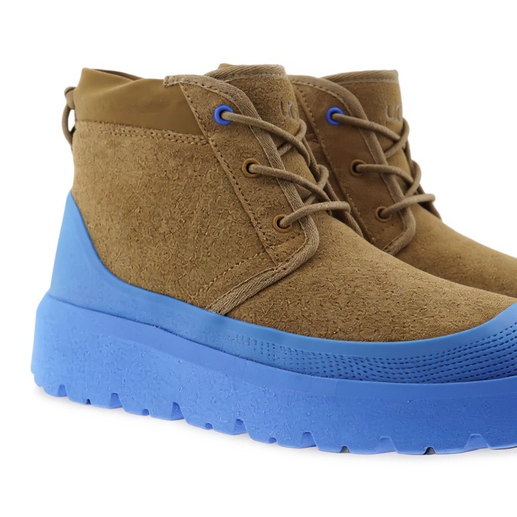 Detalle técnico de la bota UGG de cuero, mostrando la textura del nobuck, costuras resistentes y suela antideslizante.