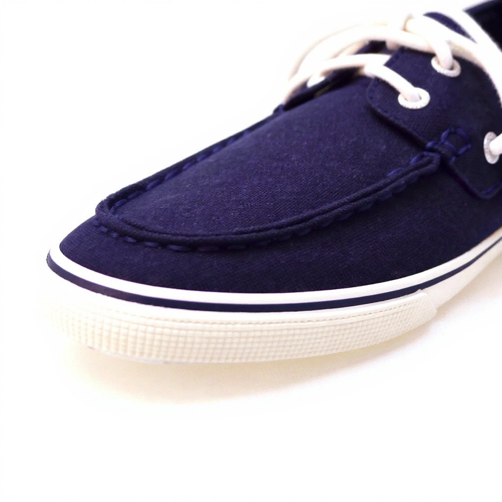 Primer plano de las zapatillas Superga lonas azul, destacando la textura de la lona, la suela de goma vulcanizada y los detalles de costura.