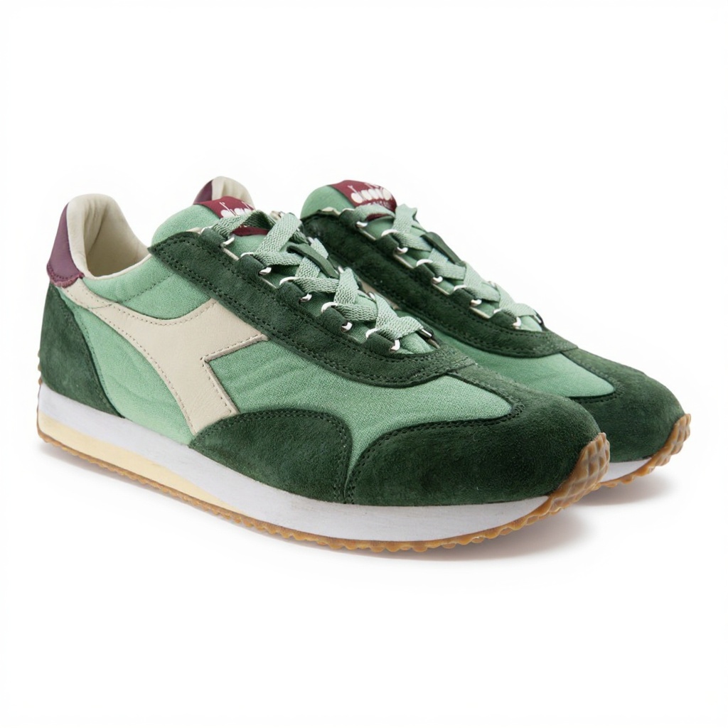 Hombre joven caminando por la ciudad con zapatillas DIADORA deportivas verdes, combinadas con jeans y una chaqueta casual.