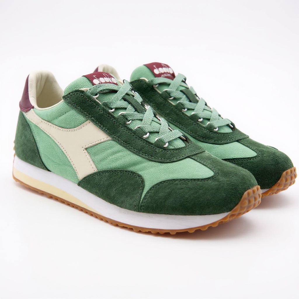 Primer plano detallado de las zapatillas DIADORA deportivas verdes, mostrando la textura del material técnico, los refuerzos y la suela con amortiguación.