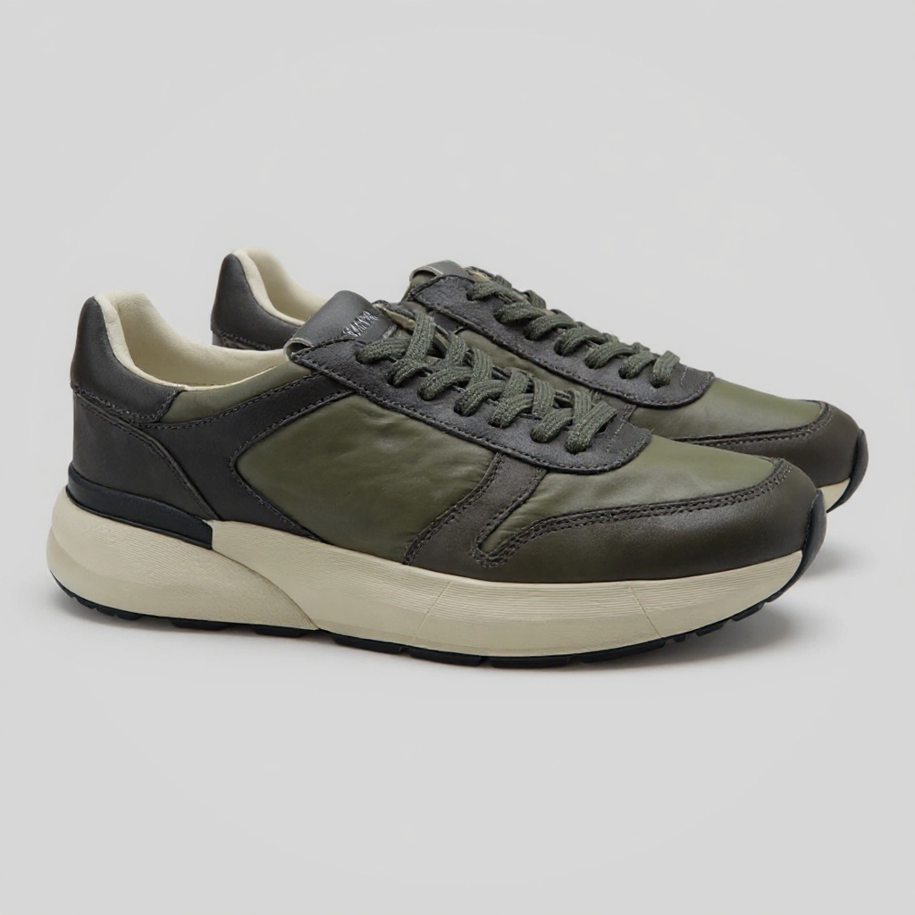 Primer plano de las zapatillas deportivas PREMIATA kaki, mostrando la textura del tejido BLOK y el cuero premium.