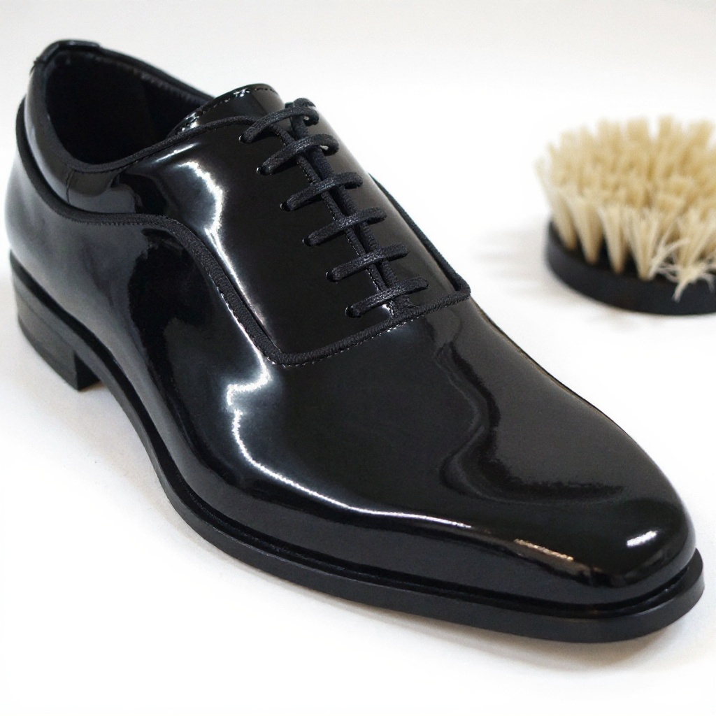 Detalle de los zapatos PERTINI ceremonia negros de charol, mostrando la calidad del material y la artesanía.