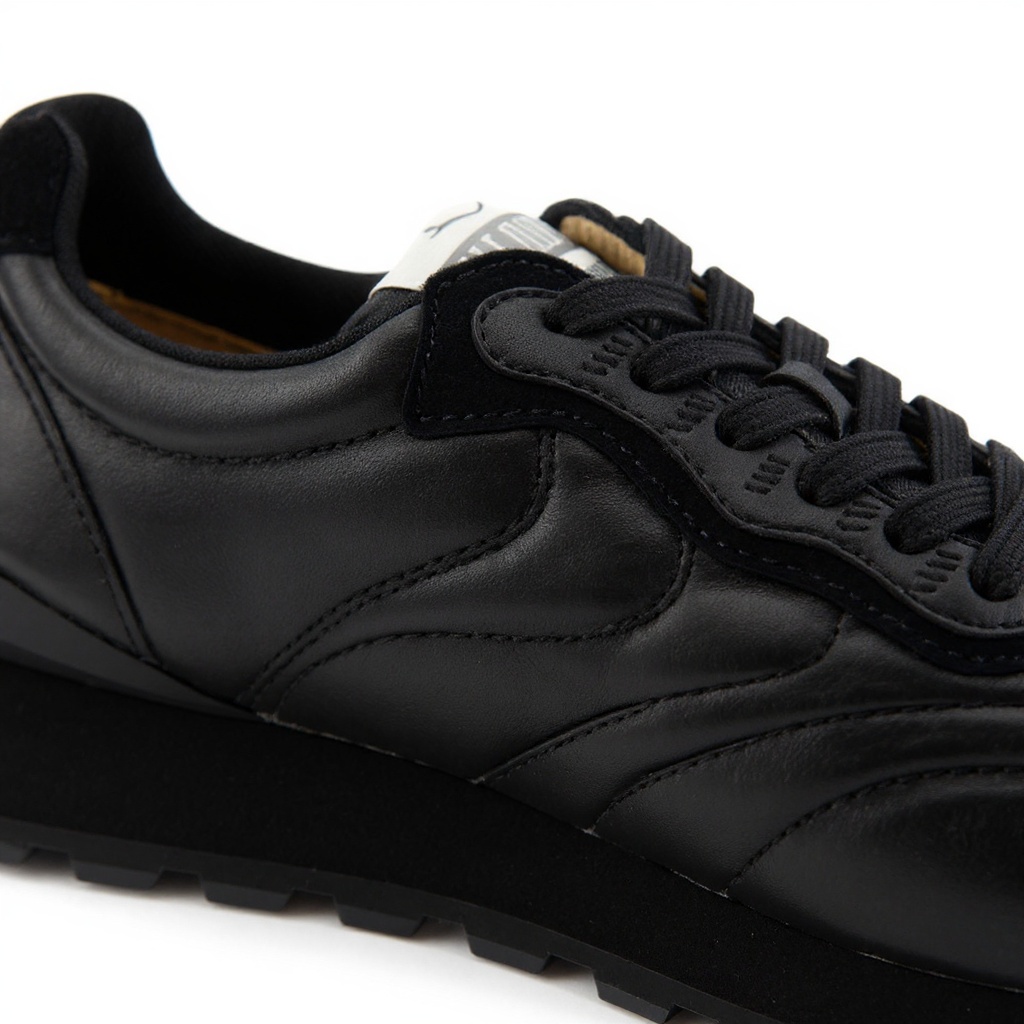 Primer plano de las zapatillas deportivas negras Voile Blanche mostrando los materiales de piel y tejido BLOK y detalles de construcción.