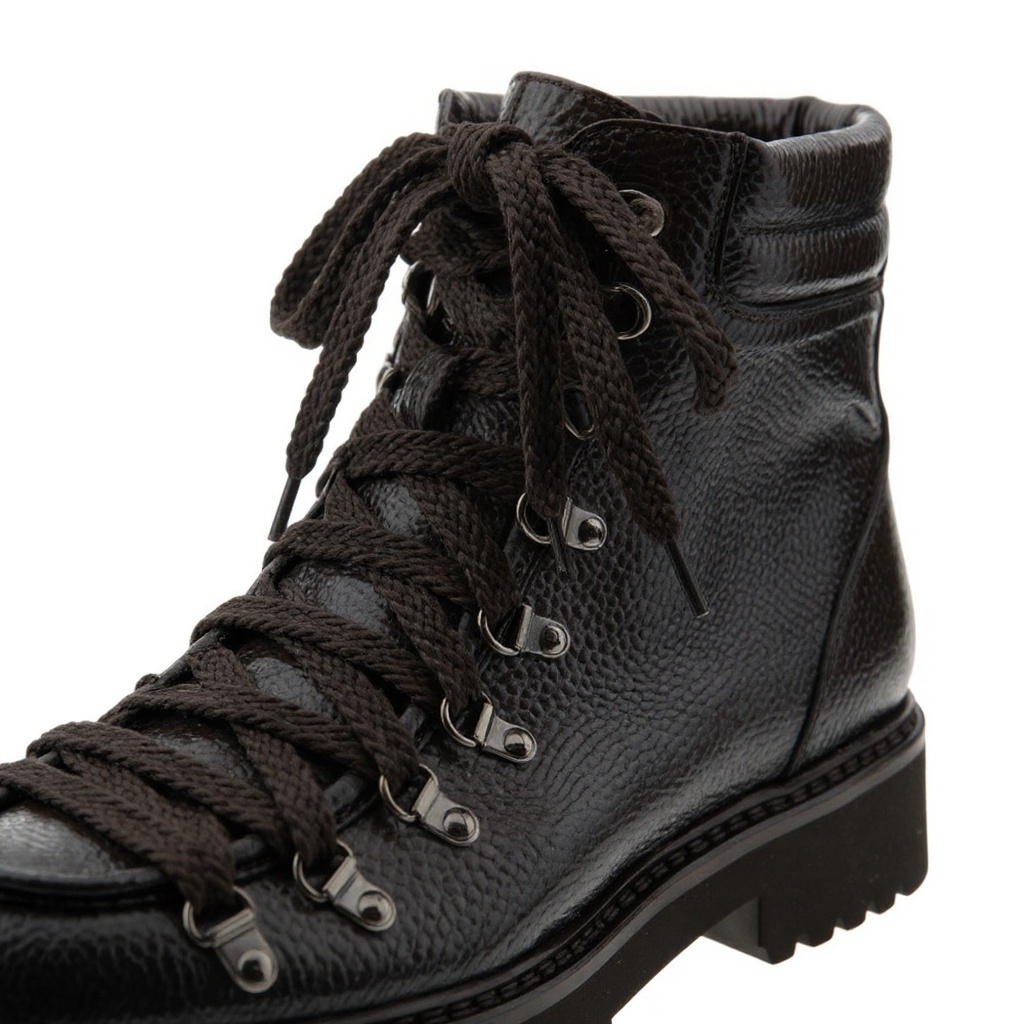 Primer plano de la bota CALCE marrón, mostrando la piel BLOK, costura Goodyear y suela robusta.