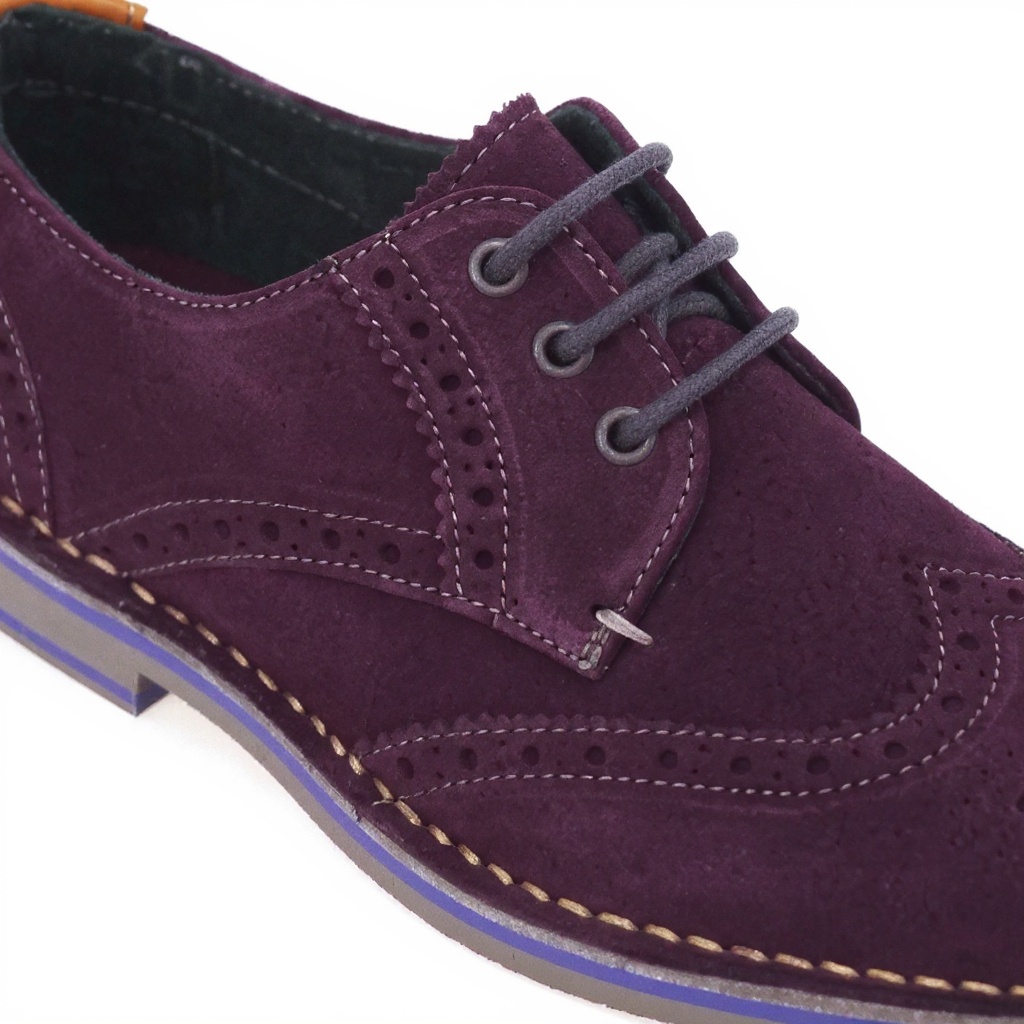 Detalle técnico de un zapato blucher rojo TED BAKER, mostrando la textura del nobuk, las costuras y la calidad de la suela.