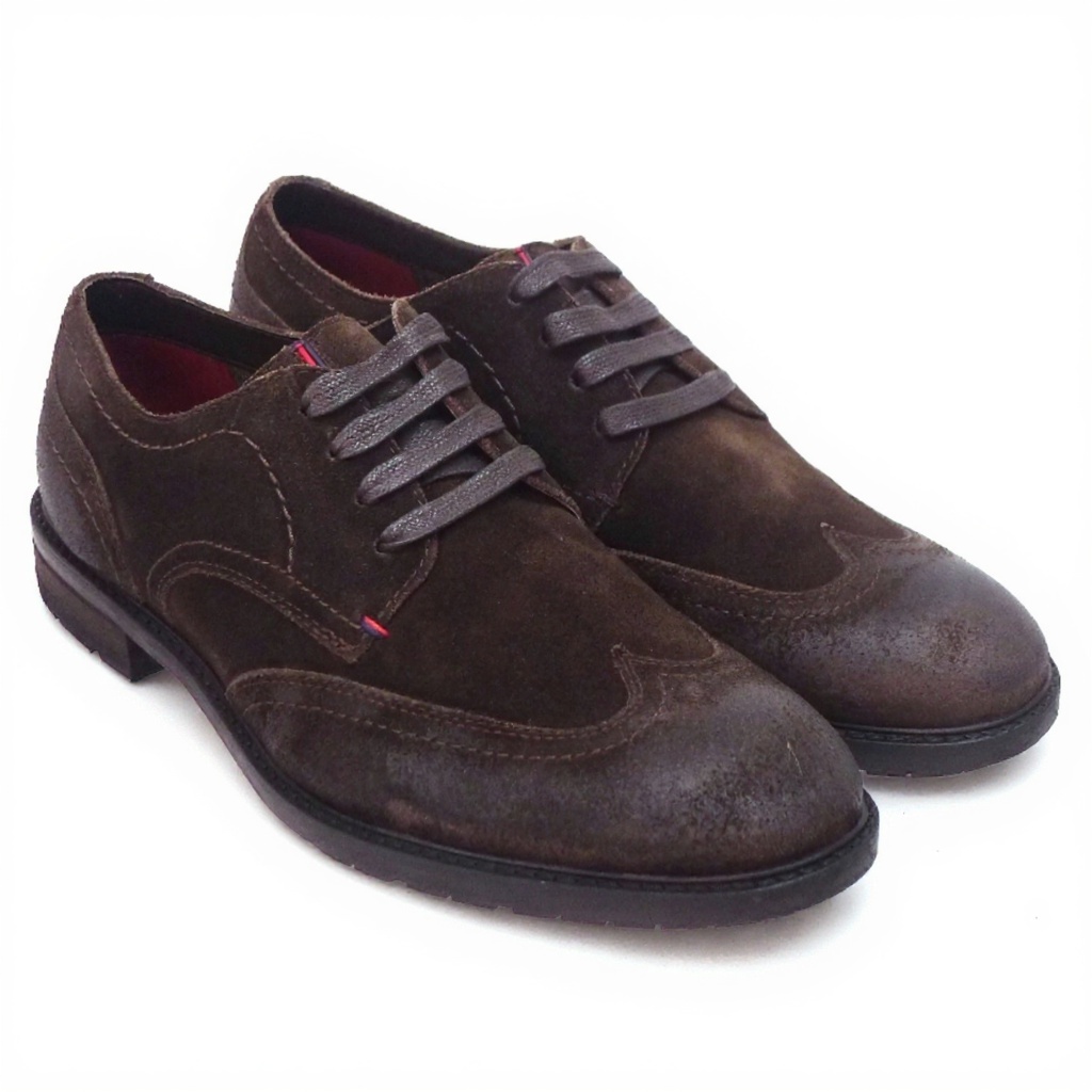 Detalle técnico del blucher TOMMY HILFIGER marrón, mostrando la textura del nubuck, las costuras y la construcción de la suela.