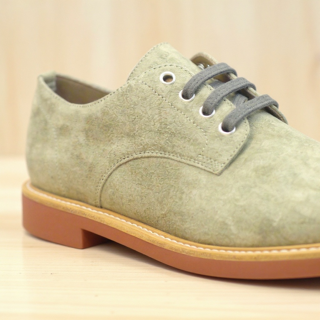 Primer plano detallado del blucher FRAU taupe, mostrando la textura del nubuck y la calidad de la costura y los materiales.