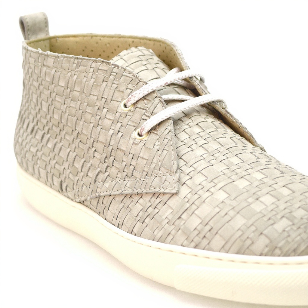 Detalle de los materiales BLOK, BAD y TRENZADA en la bota deportiva PERTINI arena.