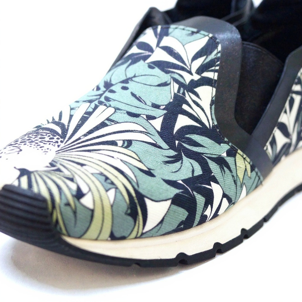 Detalle técnico de las zapatillas slip-on camuflaje VOILE BLANCHE, mostrando la textura de sus materiales deportivos, textiles y tecnos, y la calidad de la suela.