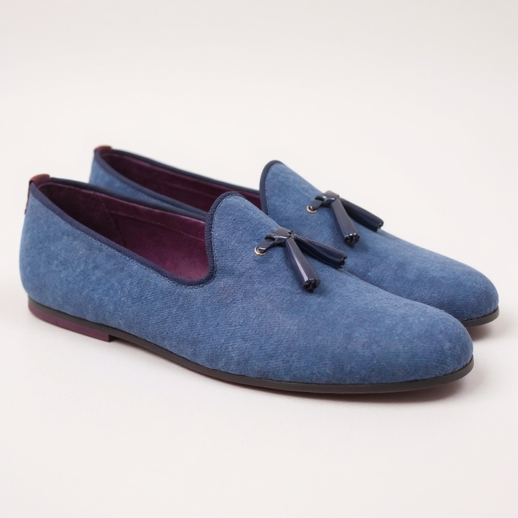 Detalle técnico de la slipper Ted Baker azul, mostrando la textura del nobuk, las costuras de calidad y la suela antideslizante para confort y durabilidad.