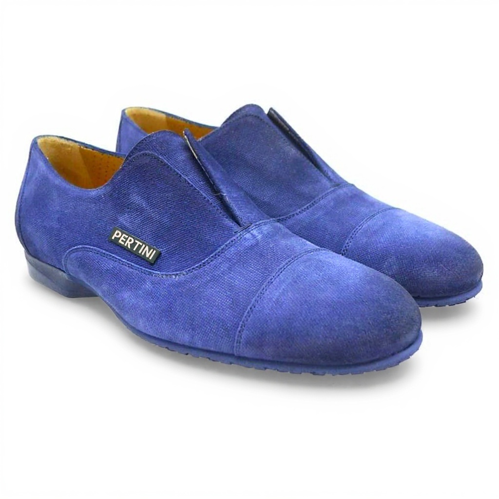 Hombre elegante relajándose en un salón moderno con los PERTINI sliper azul.