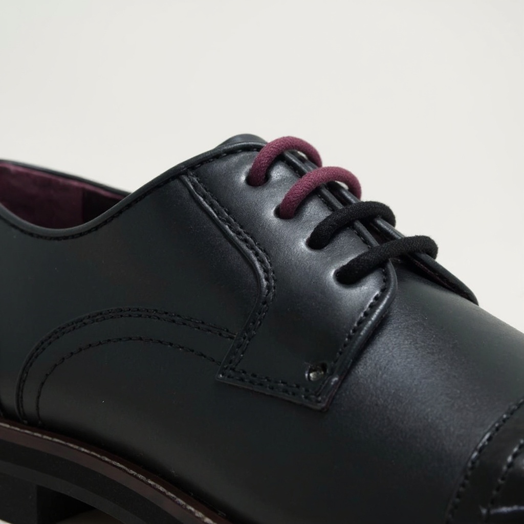 Detalle de los materiales del blucher negro Ted Baker, mostrando la piel exterior y la suela EVA.