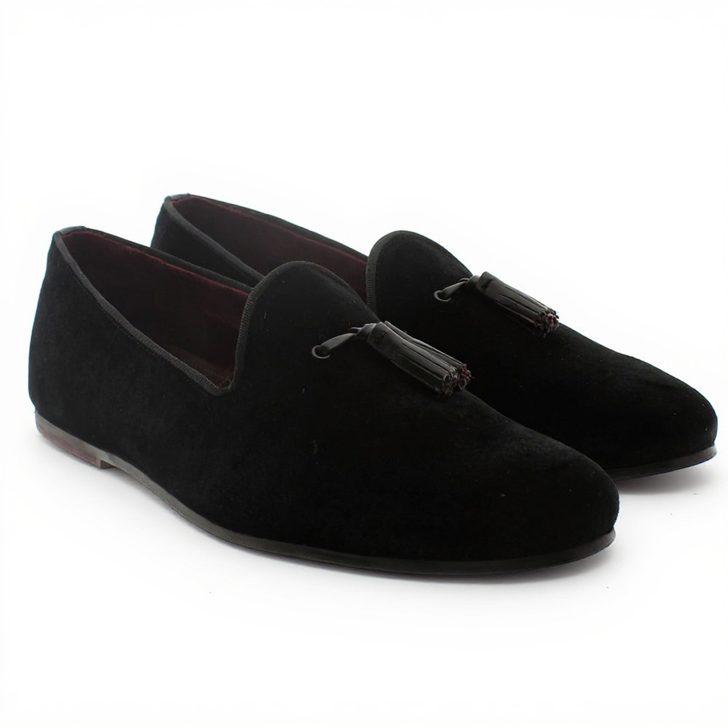 Hombre elegante y relajado en un salón de diseño, vistiendo unas lujosas zapatillas slippers TED BAKER negras de terciopelo.