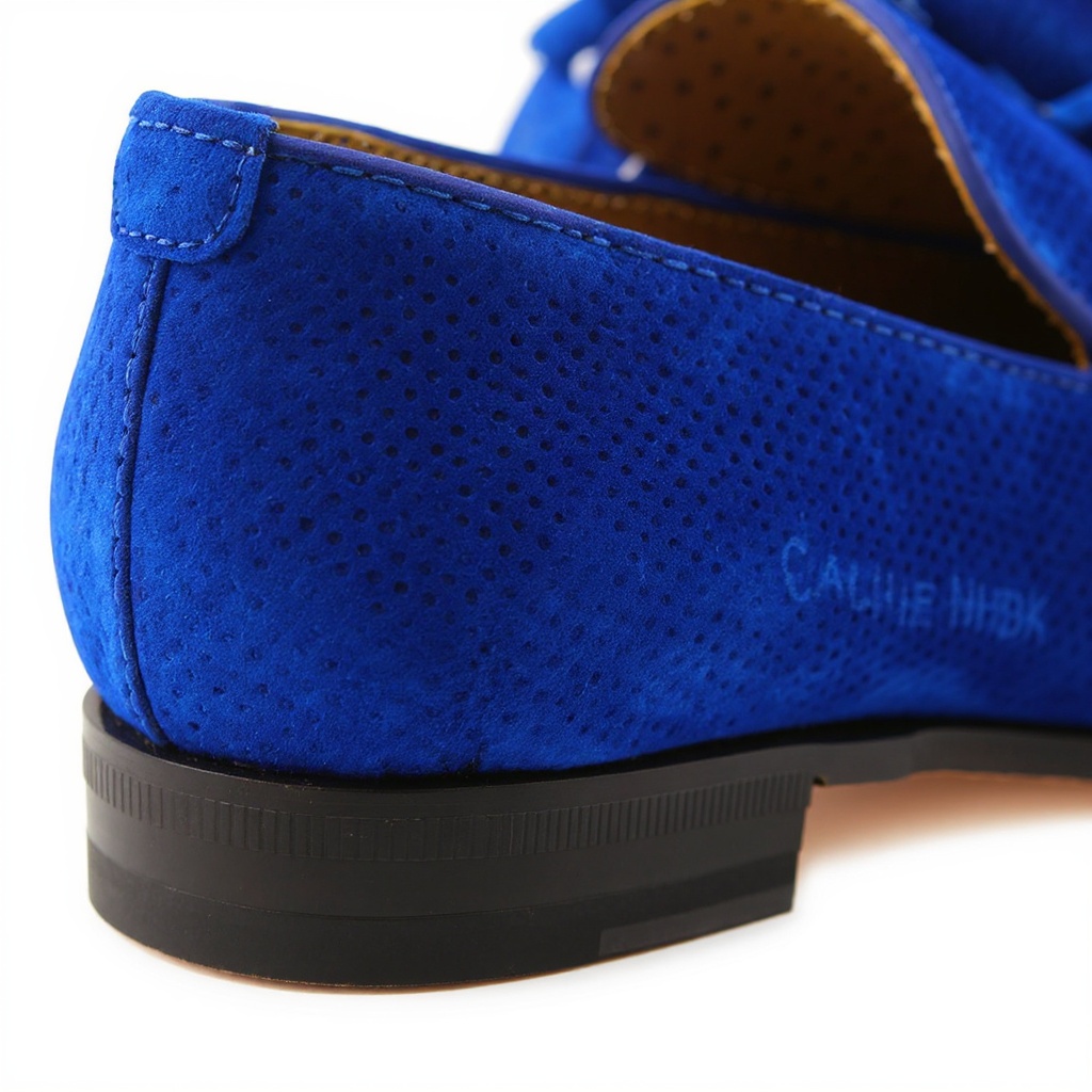 Detalle de los mocasines azulones CALCE, mostrando la textura de la piel NBK de alta calidad, las costuras y la construcción artesanal de la suela.