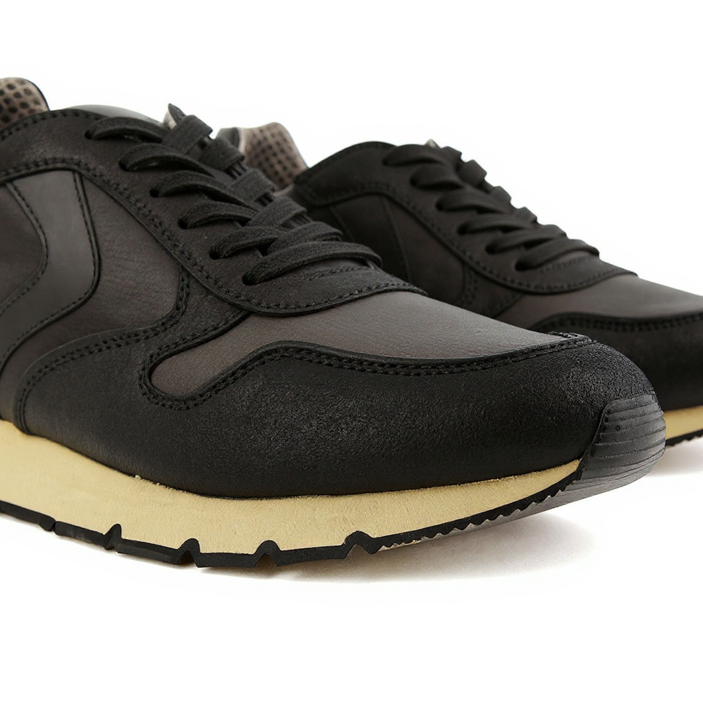 Primer plano de las deportivas VOILE BLANCHE negras mostrando los detalles de materiales y costuras.