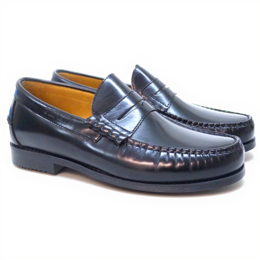 Detalle de los mocasines PRIVATA castellano negros, mostrando la calidad del cuero BLOK y el forro de badana.