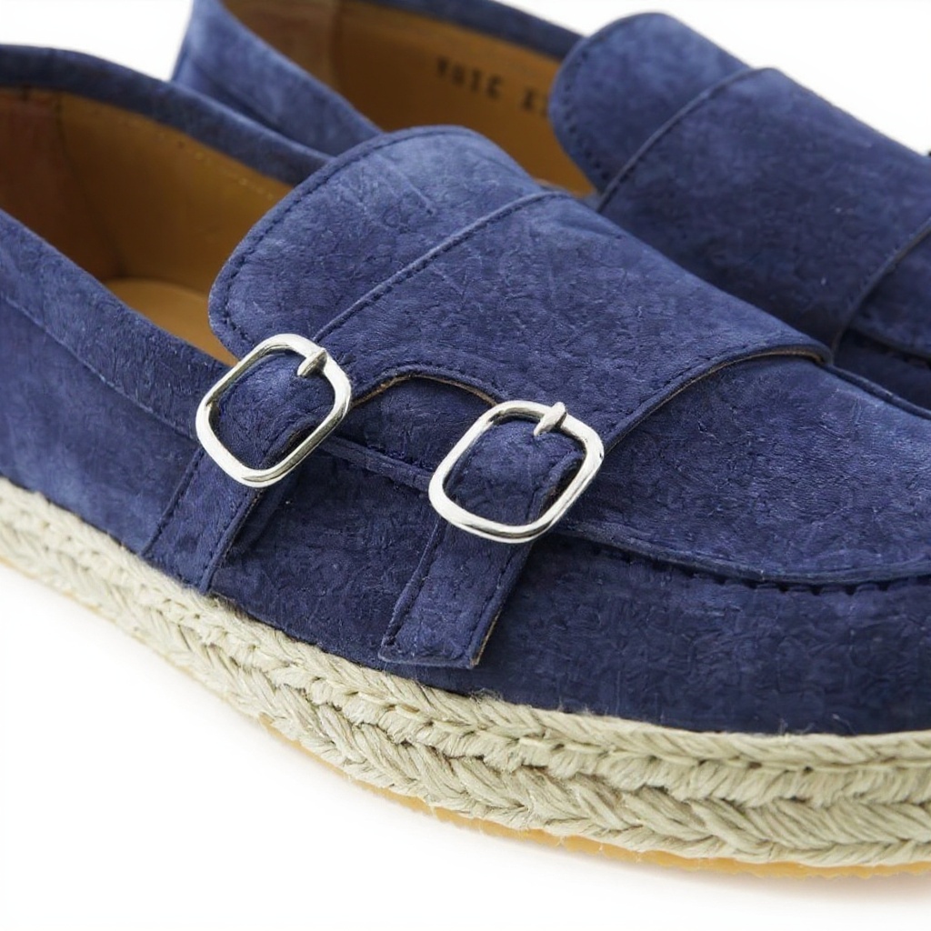 Detalle técnico del mocasín azul CALCE, mostrando la piel de alta calidad, el acabado NBK y la robusta doble suela.